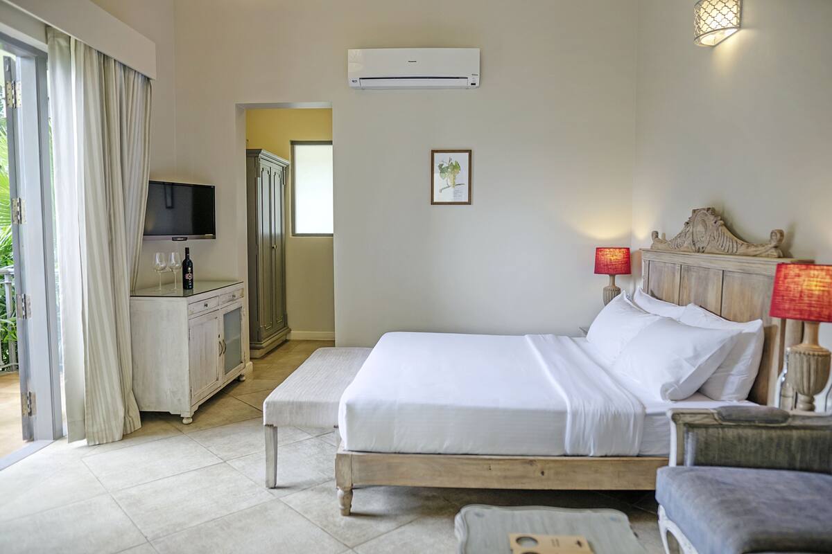 In-room safe, desk, soundproofing, rollaway beds (surcharge)