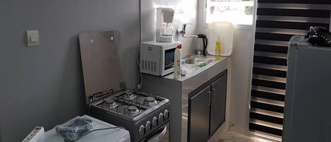 Klassieke studio | Privékitchenette | Een koelkast/vriezer, een magnetron, een kookplaat, een waterkoker