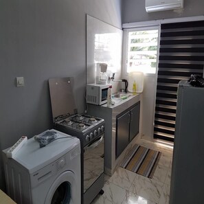 Classic-stúdíóíbúð | Einkaeldhúskrókur | Ísskápur í fullri stærð, örbylgjuofn, eldavélarhellur, rafmagnsketill