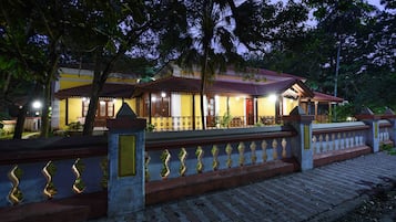 Bagian depan properti - sore/malam