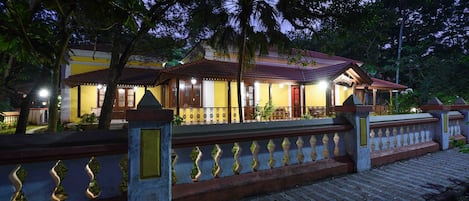 Fassade der Unterkunft – Abend/Nacht