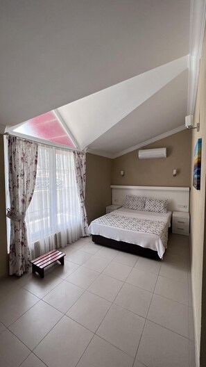 Habitación con 1 cama doble o 2 individuales | Caja fuerte, escritorio, sistema de insonorización