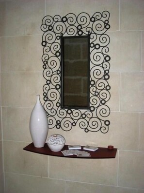 Dusche, kostenlose Toilettenartikel, Haartrockner, Bidet