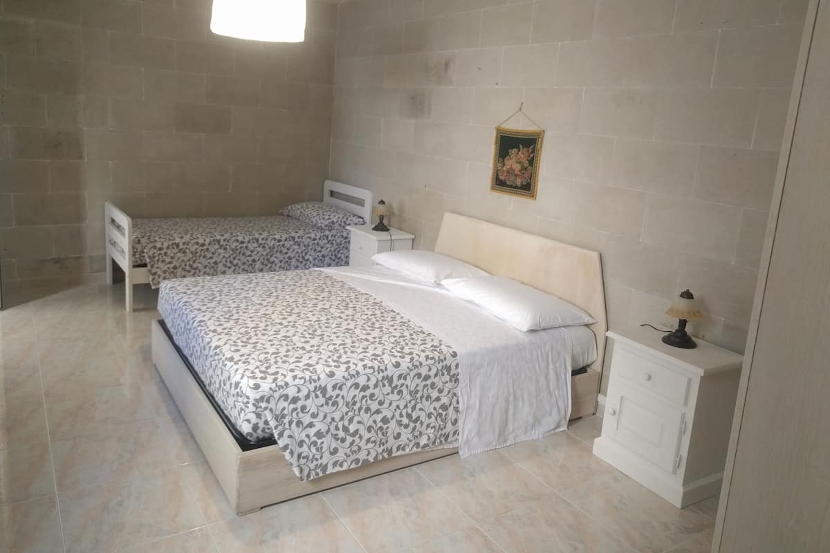 Dreibettzimmer, zum Innenhof hin