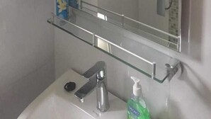 Studio | Bathroom | Shower, rainfall showerhead, towels
