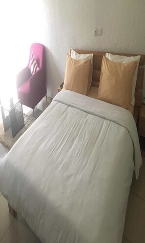 Studio | Sengetøy av topp kvalitet, dundyner, skrivebord og blendingsgardiner