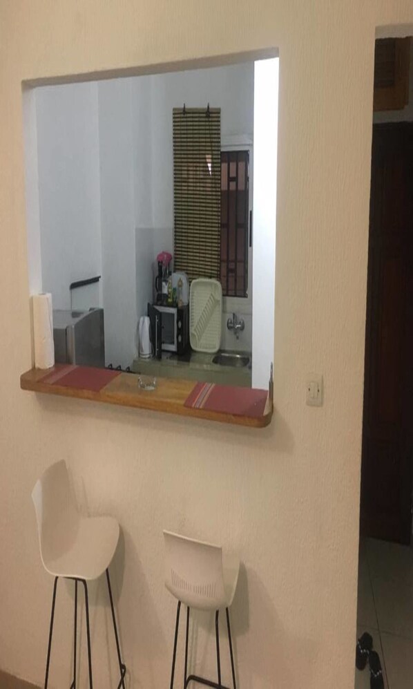Studio | Private kitchenette | Full-size fridge, microwave, oven, stovetop - Studio Meuble Maya (Abidjan)