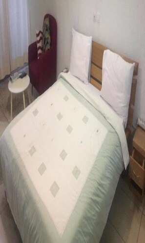 Studio | Premium bedding, down comforters, desk, blackout drapes - Studio Meuble Maya (Abidjan)