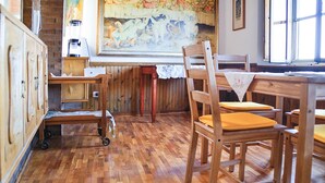 Um quarto com móveis de madeira, um quadro na parede e uma janela.