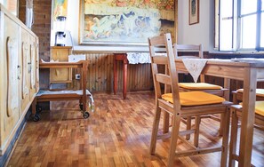 Free local cuisine breakfast