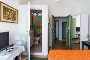 Double Room, Ensuite | Bathroom | Free toiletries, hair dryer, towels