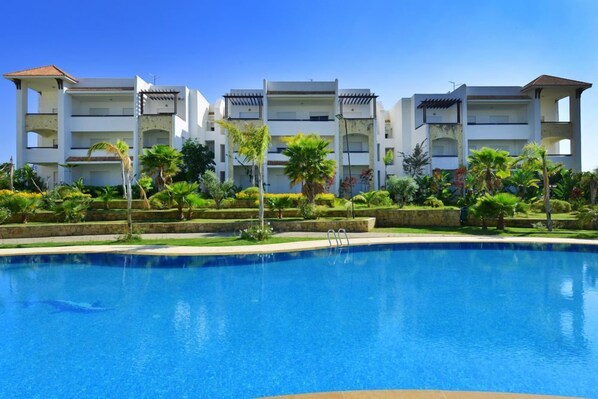 3 piscines extérieures