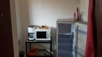 Apartment, 1 Bedroom | Private kitchenette | Fridge, microwave, oven, stovetop