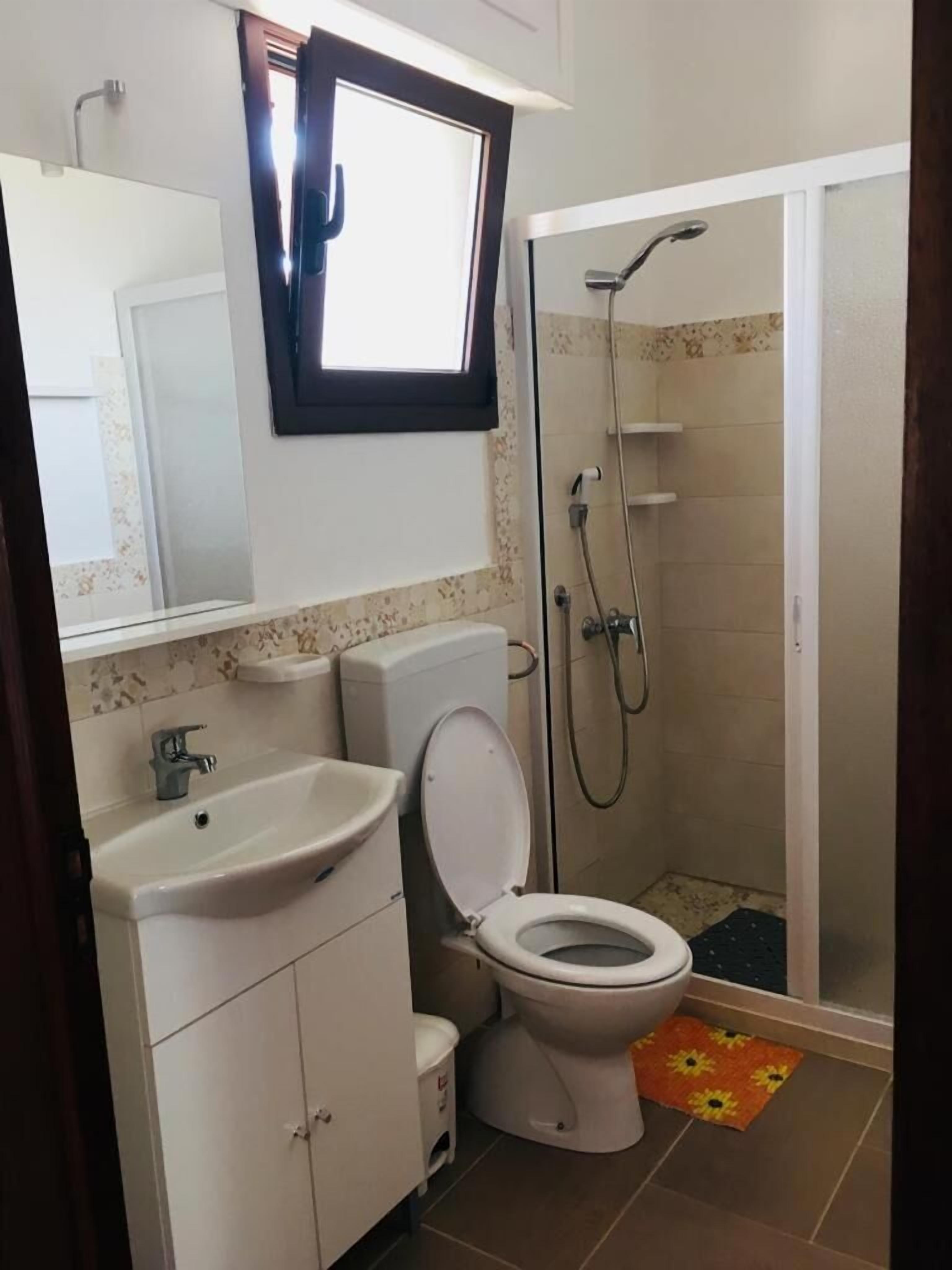 Doccia, vasca da bagno a immersione totale, set di cortesia gratuito