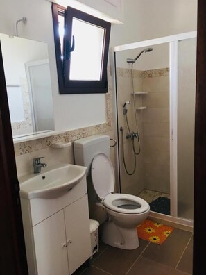 Shower, deep-soaking bathtub, free toiletries, hair dryer