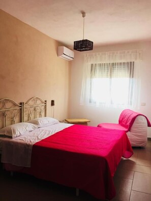 Bộ đồ giường cao cấp, két bảo mật tại phòng, bàn 