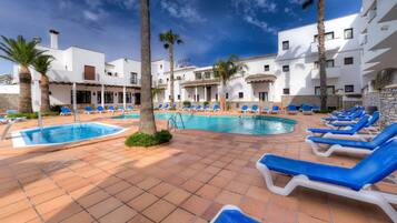 2 piscines extérieures, chaises longues