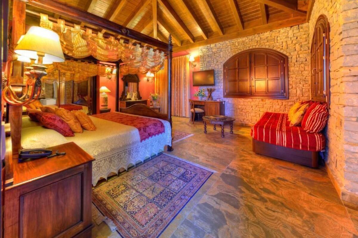 junior suite deluxe | 1 bedroom, in-room safe, desk, blackout curtains