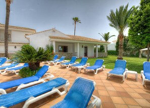 2 สระว่ายน้ำกลางแจ้ง, เก้าอี้อาบแดดริมสระ