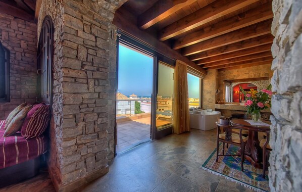 Een 32-inch flatscreentelevisie met satellietzenders en televisie