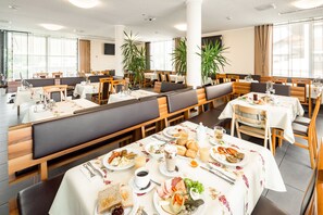 Daily buffet breakfast (EUR 8 per person) - Hotel Bettstadl - Landshut (Ergolding)