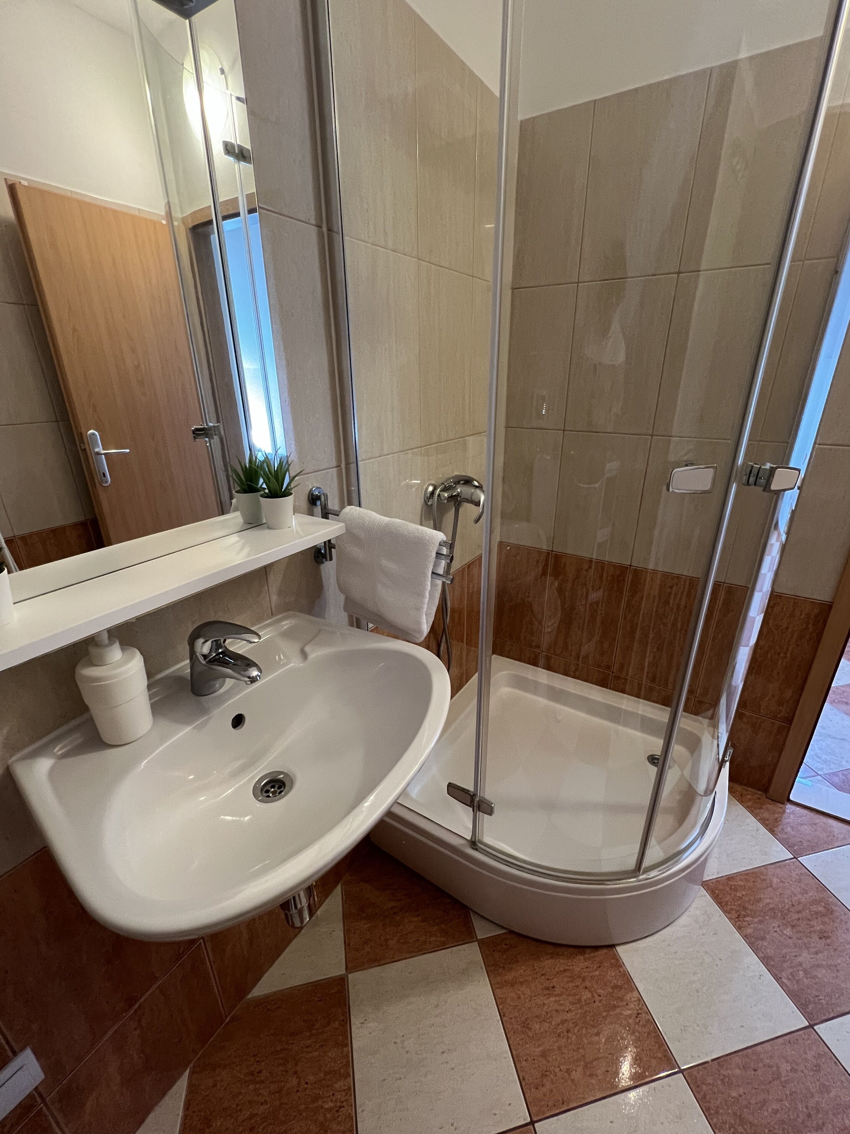 Apartamento, 1 quarto (Attic) | Banheiro | Chuveiro, produtos de toalete grátis, secador de cabelo 