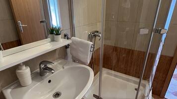 Apartamento, 1 quarto (Attic) | Banheiro | Chuveiro, produtos de toalete grátis, secador de cabelo
