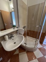 Apartamento, 1 habitación (Attic) | Baño | Ducha, artículos de higiene personal gratuitos y secador de pelo