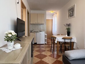 Apartamento, 1 quarto, vista para o mar | Cozinha privada | Geladeira, chaleira elétrica