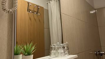 Double Room | Bathroom | Shower, free toiletries, hair dryer, towels
