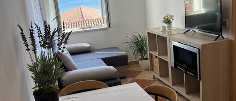 Departamento, 1 habitación, vista al mar | Área de sala de estar | Televisión de pantalla plana
