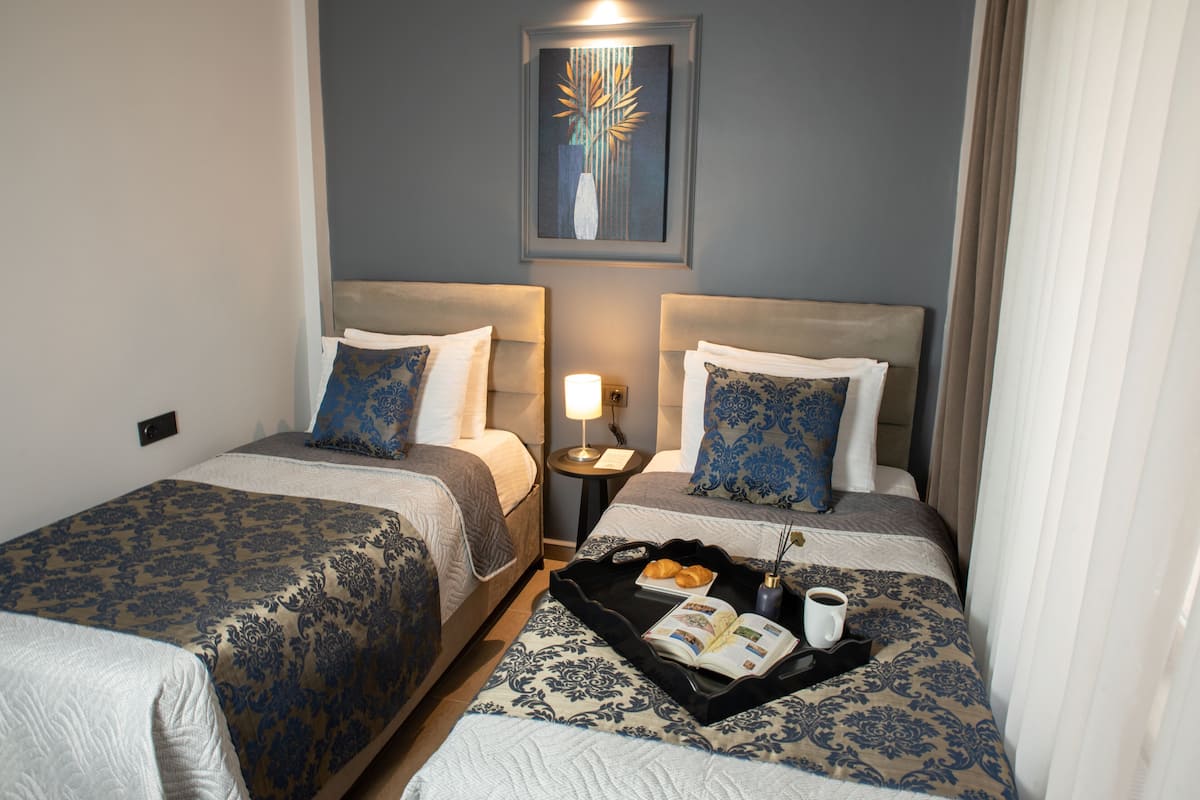 TvÄbÀddsrum | 1 sovrum, minibar, skrivbord och arbetsyta för laptop