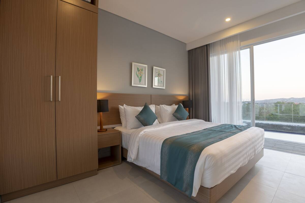 3 bedrooms, premium bedding, in-room safe, desk