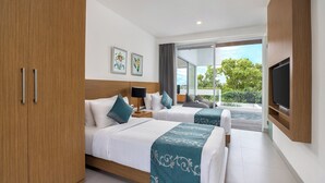 Een hotelkamer met twee bedden, een televisie en een balkon met uitzicht op bomen.