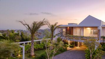 Vista frontal de la propiedad