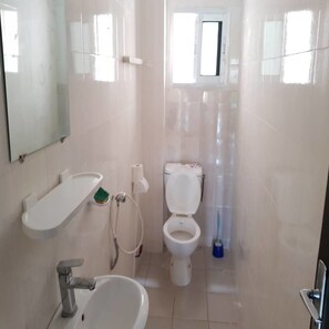 Comfort Apartment, 2 Bedrooms | Bathroom sink