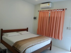 Desk, free WiFi - Water's House (Surat Thani)