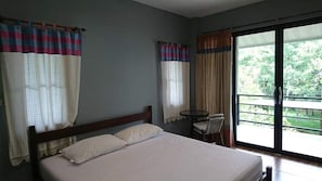 Desk, free WiFi - Water's House (Surat Thani)