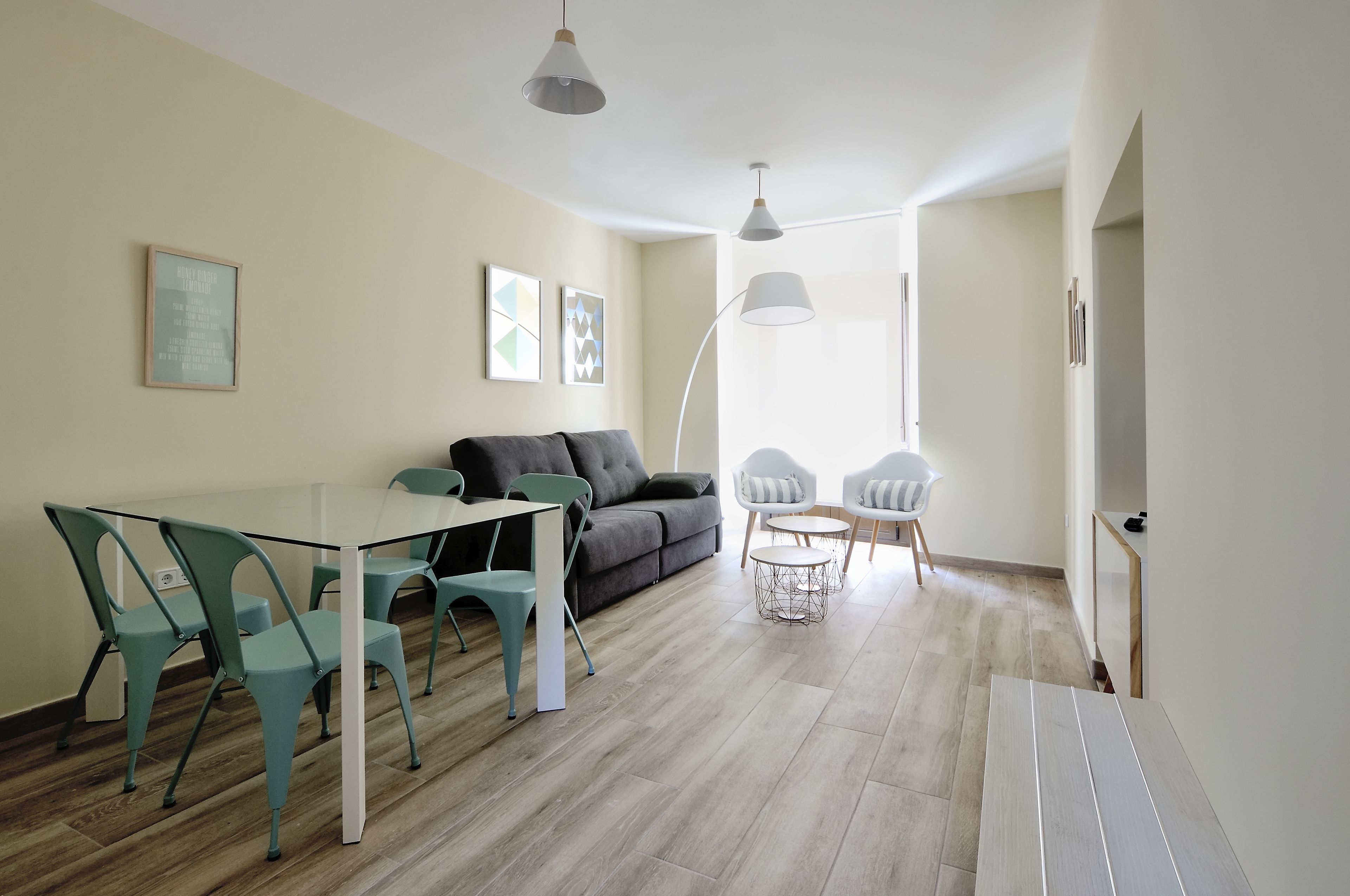 Dúplex, 1 habitación | Área de sala de estar | Televisión de pantalla plana 