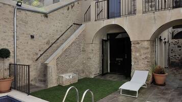 Outdoor pool, pool loungers