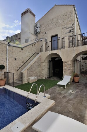 Outdoor pool, sun loungers - Plaza Sandra (Trujillo)