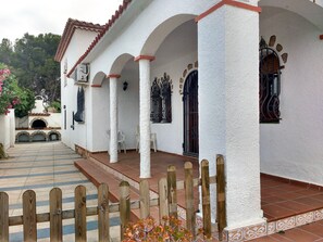 Property grounds - Villa for 10 people, in Miami Playa located 800m from the beach (Miami Playa)