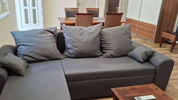 Apartamento superior, 1 habitación | Zona de estar | Televisión de pantalla plana de 80 cm con canales por cable