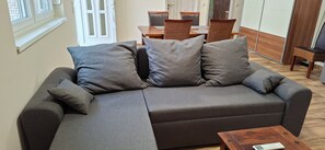 Apartamento superior, 1 quarto | Área de estar | TV de tela plana 80 cm com canais a cabo, TV