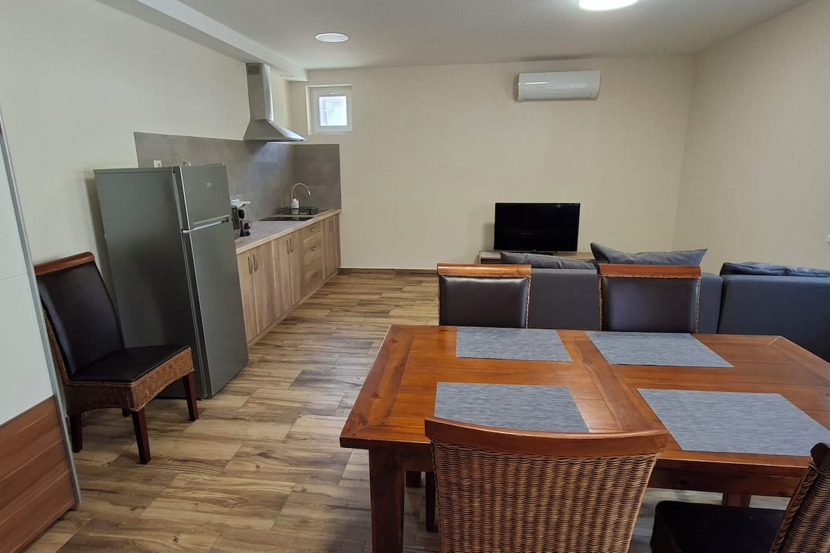 Leilighet – superior, 1 soverom | Oppholdsrom | En 100-centimeters Flatskjerm-TV med kabel-kanaler samt TV