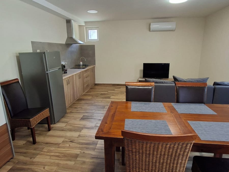 Apartamento superior, 1 habitación | Sala de estar | Televisión de pantalla plana de 100 cm con canales por cable