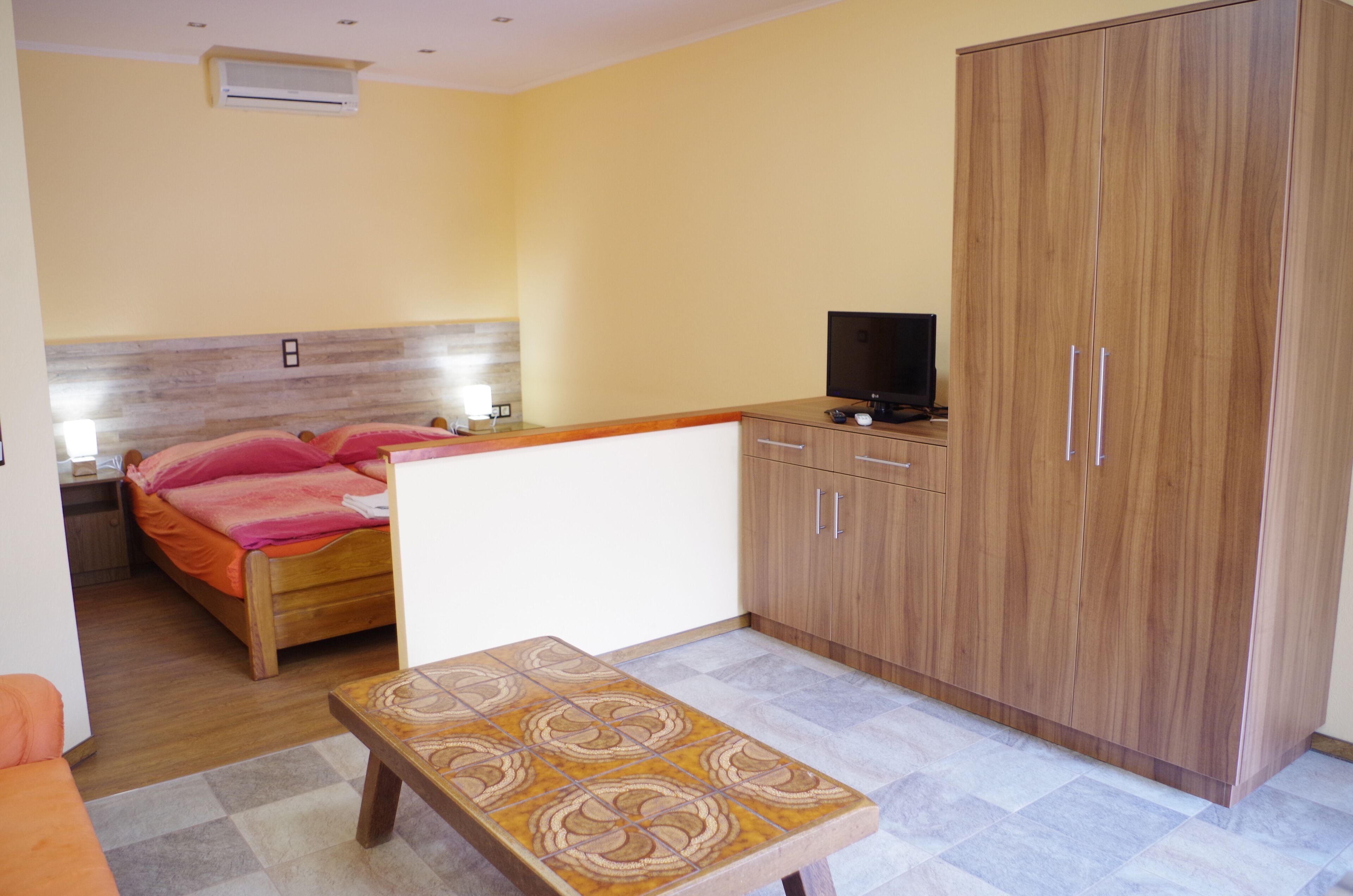 1 habitación, tabla de planchar con plancha, wifi gratis y ropa de cama 