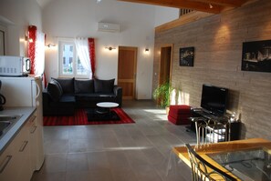 Téléviseur, livres, écran d’ordinateur