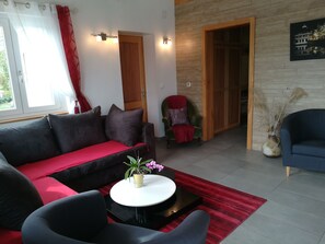 Téléviseur, livres, écran d’ordinateur