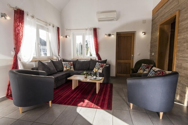 Téléviseur, livres, écran d’ordinateur